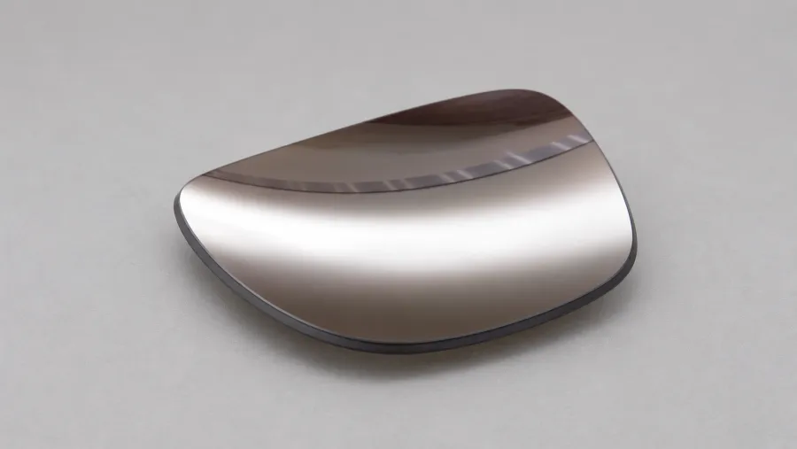 Verre sans traitement antireflet : reflets blancs intenses, comme un miroir