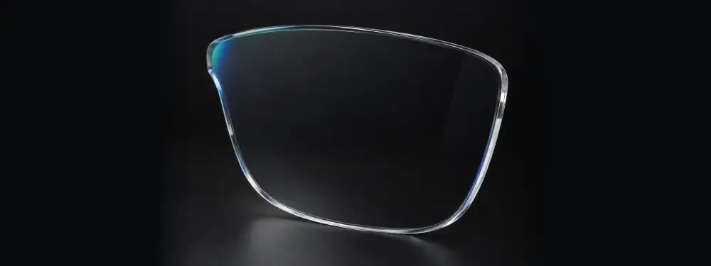Le même verre avec un reflet réduit et une légère teinte résiduelle due au traitement antireflet