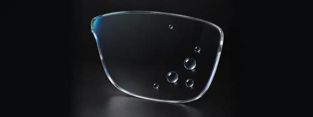 Verre transparent antireflet avec des gouttes d'eau sphériques sur le traitement hydrophobe