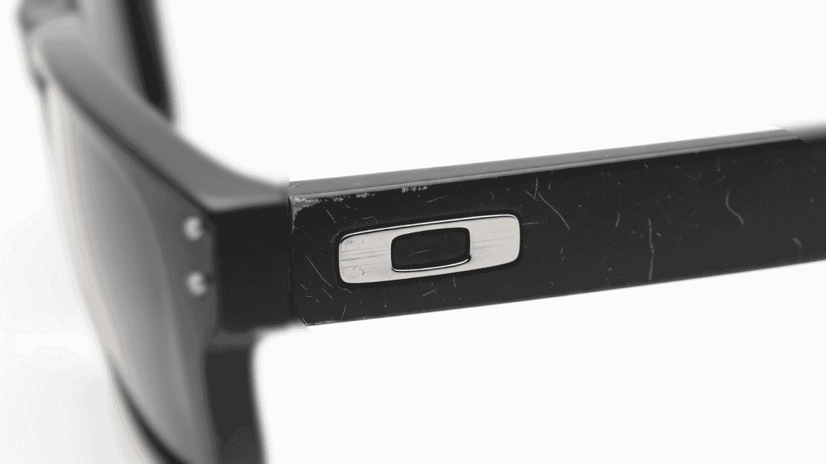 Lunettes Oakley OO9102 avec branche usée et rayée